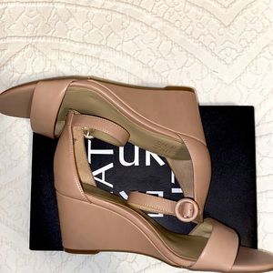 Naturalizer cream/blush wedges